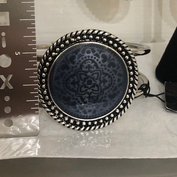 Earrings and bracelet set - Picture 4 of 12